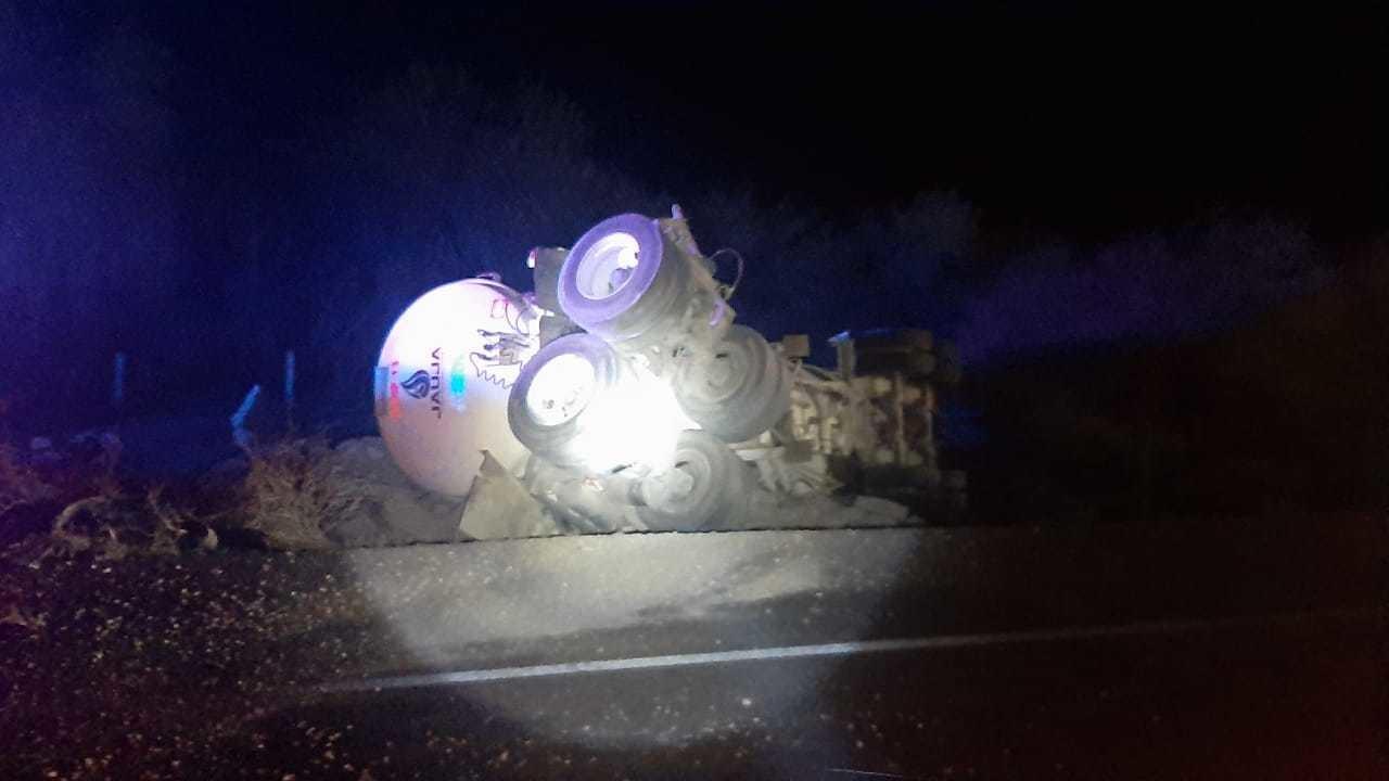 Vuelca pipa en carretera federal 101 en Tula, Tamaulipas