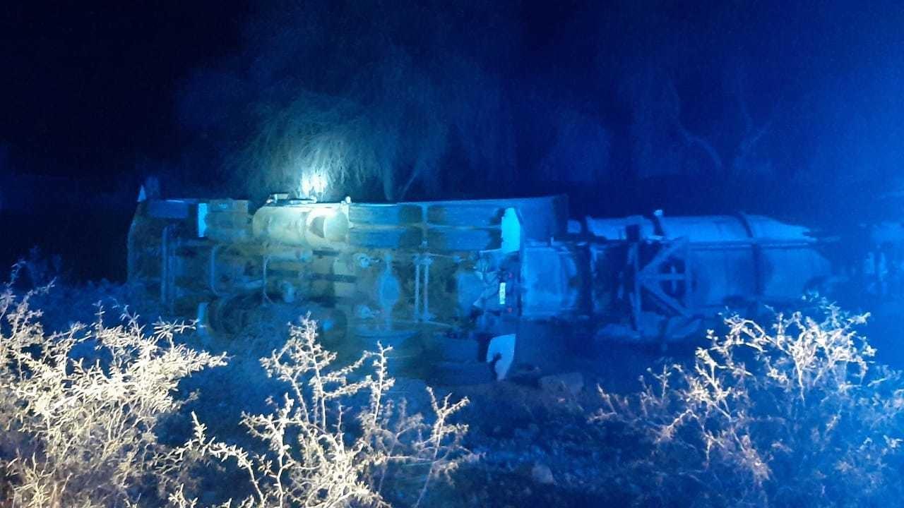 Vuelca pipa en carretera federal 101 en Tula, Tamaulipas