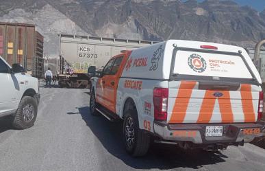 Impacta tren a tráiler con refrescos en Santa Catarina