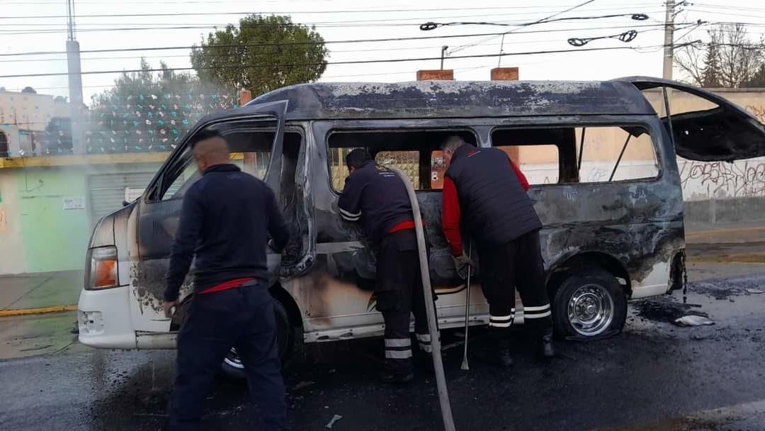 Teotihuacán: Combi se incendia por un corto circuito en la carretera. Foto: H. Ayuntamiento Teotihuacán