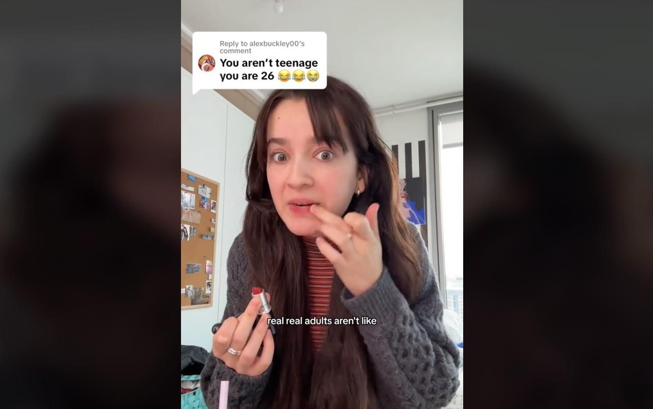 Bastante desconcertada, la joven le dedicó unos segundos a su respuesta, pues ella se mostró bastante segura de sus argumentos para decir que no es una adulta real. Foto: TikTok lohannysant.
