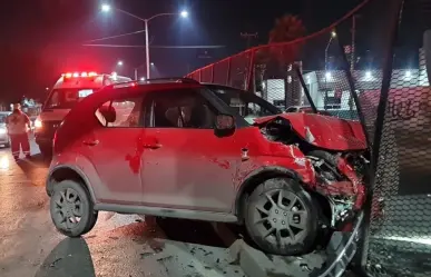 Se impacta auto contra malla divisoria en San Nicolás