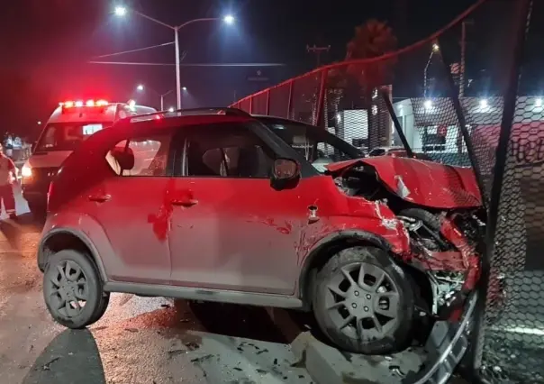 Se impacta auto contra malla divisoria en San Nicolás