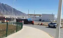Fuertes vientos provocan volcadura de tráiler en Santa Catarina