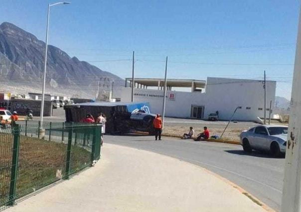 Fuertes vientos provocan volcadura de tráiler en Santa Catarina