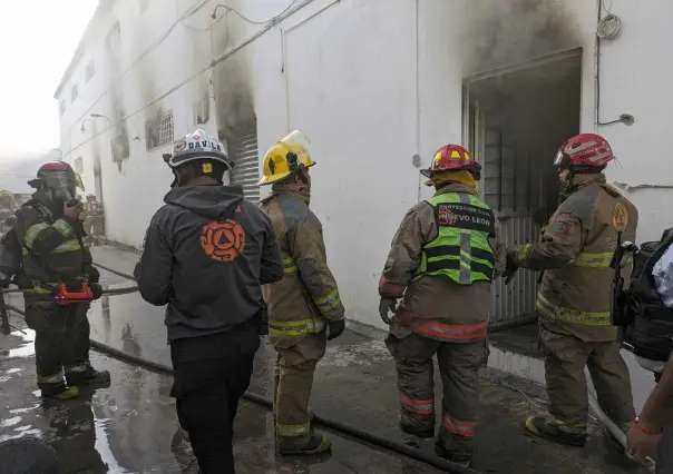 Protección Civil y Bomberos sofocan incendio de comercio en centro de Monterrey