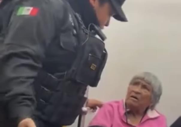 Bajan a abuelita del metro por vender paletas (VIDEO)