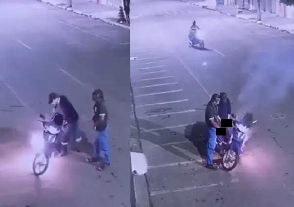 Se incendia motocicleta e intentan apagarla orinándola ¡A doble chorro!