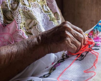 En Yucatán, aproximadamente 100 mil mujeres se dedican al arte del bordado