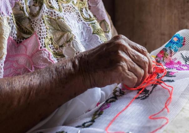 En Yucatán, aproximadamente 100 mil mujeres se dedican al arte del bordado