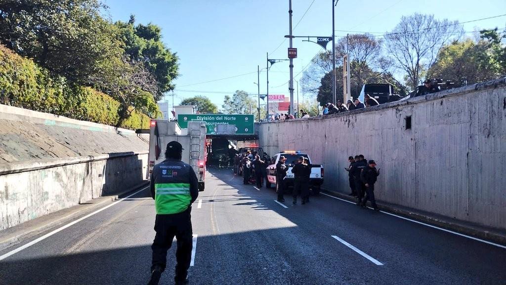 ¡Quiso pasar camión de dos pisos por puente bajo de Viaducto CDMX!; 16 heridos