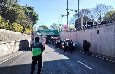 ¡Quiso pasar camión de dos pisos por puente bajo de Viaducto CDMX!; 16 heridos