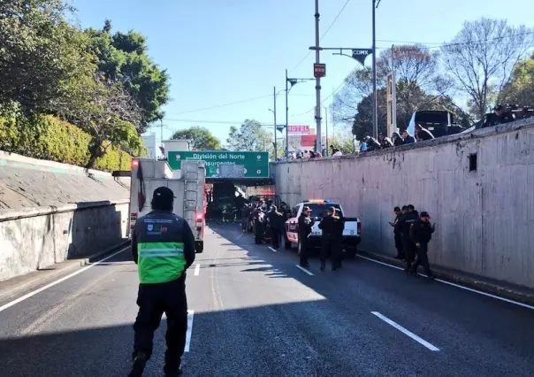 ¡Quiso pasar camión de dos pisos por puente bajo de Viaducto CDMX!; 16 heridos