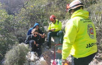 Rescatan a tres personas en el Pico Horcones de La Huasteca