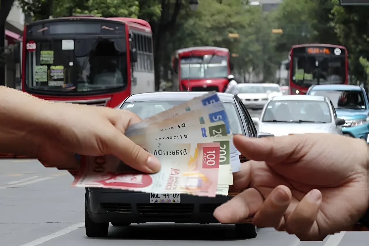 ¡Sin dinero y sin auto! Así quedaron dos hombres al querer comprar por internet.   Foto: Especial