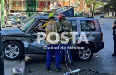 Conductora queda prensada tras ignorar la luz roja en Circuito Interior