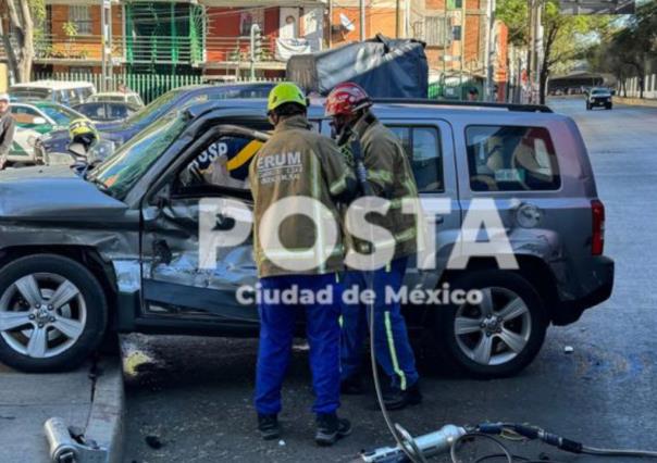 Conductora queda prensada tras ignorar la luz roja en Circuito Interior