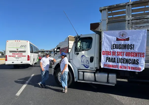 Transportistas se manifiestan en la México-Querétaro