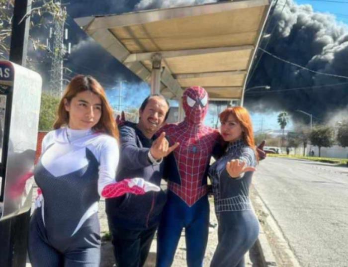 ¡Spiderman llega para apagar la lumbre!. Foto. Facebook