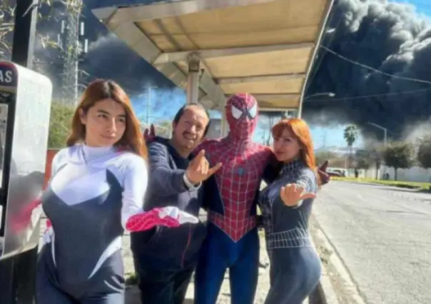 Llega Spiderman y superchicas a apagar incendio de Inova Plastics (VIDEO)