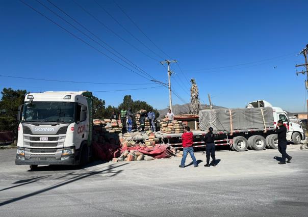 Conductor pierde cargamento al dar una vuelta en Ramos Arizpe; le ganó el peso