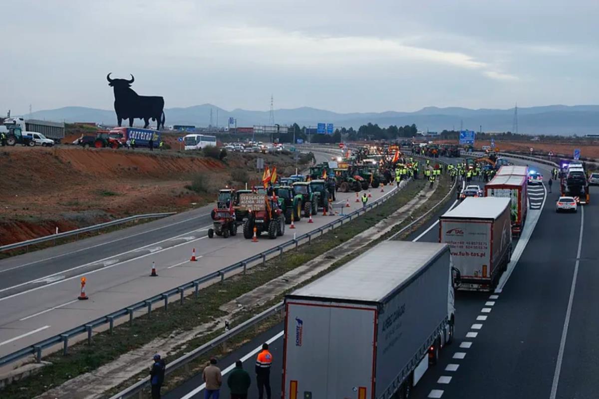 Las protestas, promovidas por asociaciones de agricultores españolas, fueron promovidas por redes sociales para que los agricultores de España realizaran sus protestas. Fuente: X (antes Twitter)/@Espball