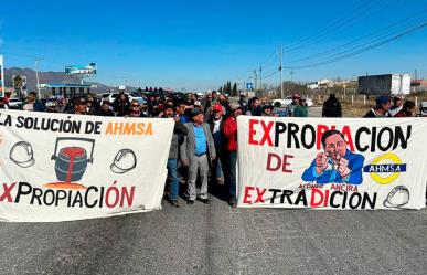 Trabajadores de AHMSA bloquean carretera federal 57 en protesta por adeudos