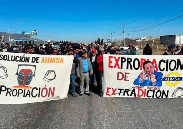 Trabajadores de AHMSA bloquean carretera federal 57 en protesta por adeudos