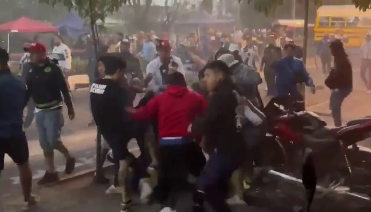 Los Bomberos Municipales ya se encuentran en el lugar atendiendo a varias personas que resultaron heridas durante la batalla campal. Foto: Especial.