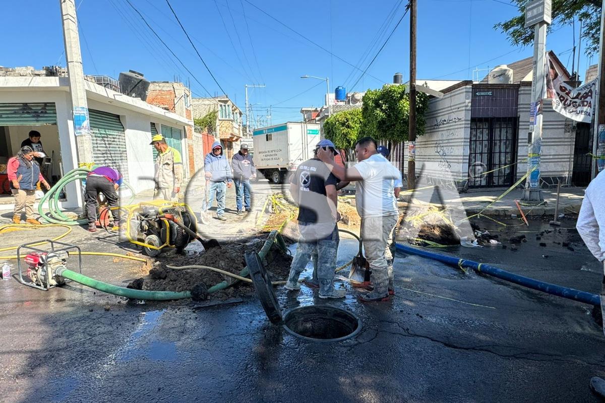 Fuga de agua cumple más de una semana sin ser atendida en Iztapalapa.     Foto: Ramón Ramírez