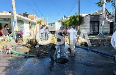 Fuga de agua cumple más de una semana sin ser atendida en Iztapalapa