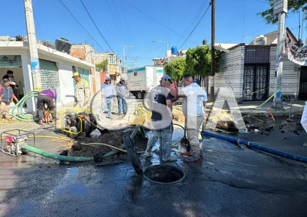 Fuga de agua cumple más de una semana sin ser atendida en Iztapalapa