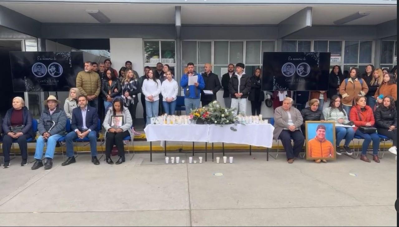 Directivos, maestros y alumnos del CBTIS 130, rinden homenaje a Luka y Gael, dos alumnos que murieron en una semana. Foto: Especial.