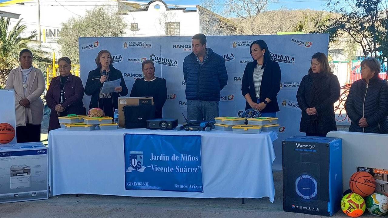 Los apoyos fueron solicitados por los padres de familia a través de la dirección de la escuela. (Fotografía: Marco Juárez)