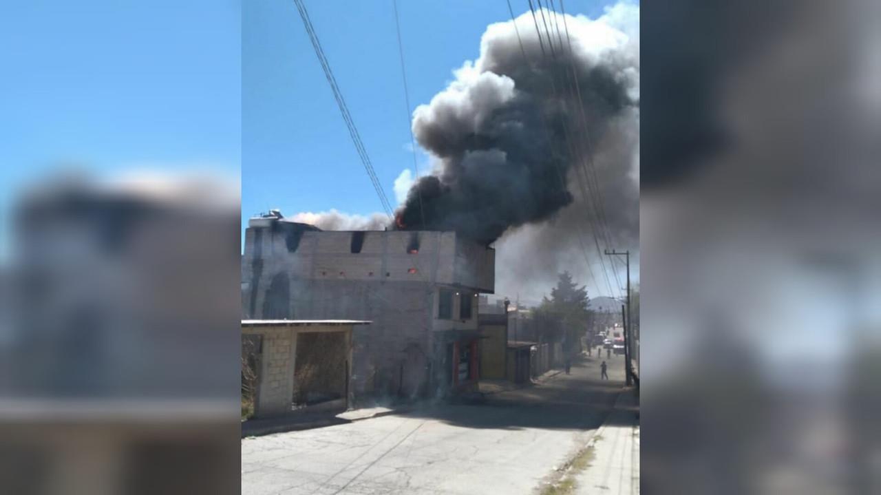 El fuego consumió el inmueble donde se almacenaba material de reciclaje. Foto: Especial