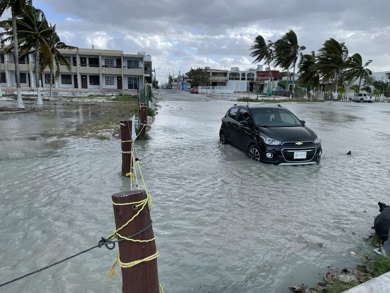 La SSP informó que pudo atender 281 llamadas al número de emergencias, por incidentes a causa de los fuertes vientos por la entrada de un norte.- Foto de Meteorología Yucatán