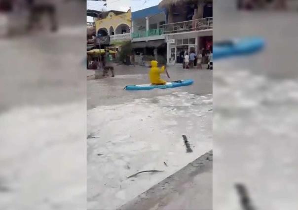 Holbox, inundado tras frente frío 32 pobladores usan kayaks como transporte