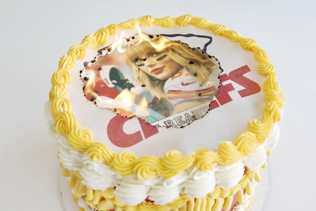 Un pastel inflamable con el tema de Taylor Swift/Kansas City Chiefs se exhibe en Coon Rapids, Minn.,el lunes 5 de febrero de 2024. (AP Foto/Mark Vancleave)