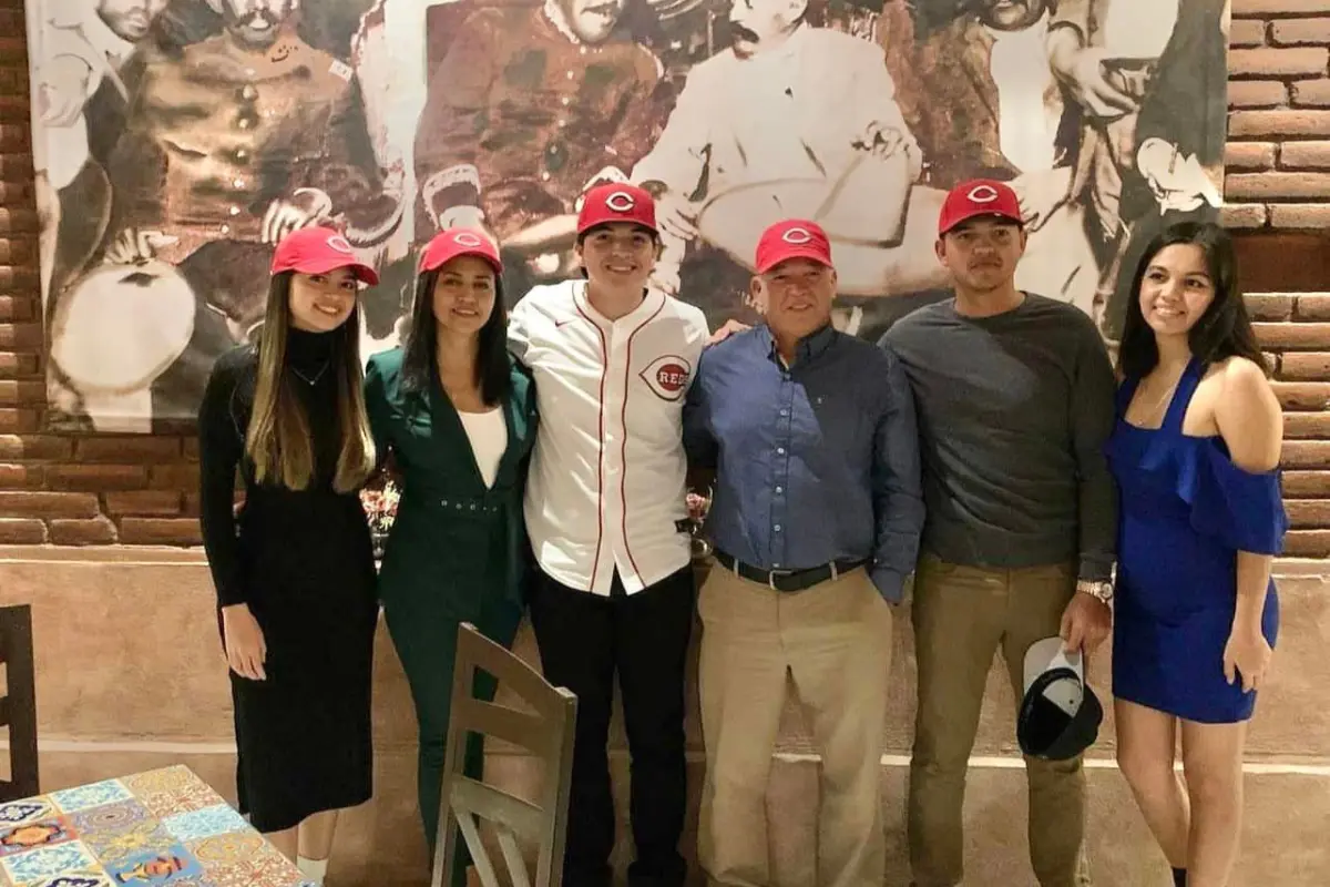 Firma pelotero de Los Cabos Ichiro Cano con Reds de Cincinnati