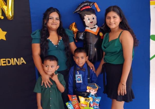 Madre de 3 hijos pide ayuda para su tratamiento contra el cáncer en Victoria