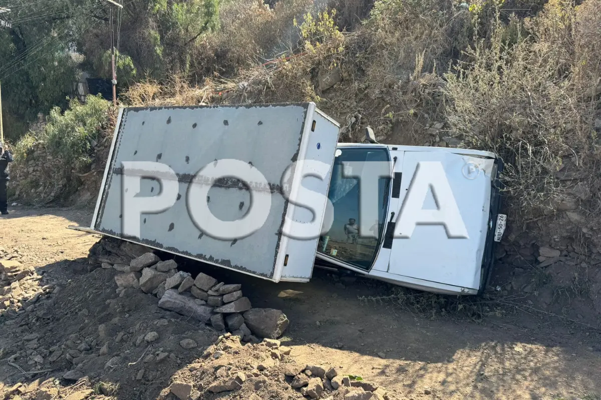 Se desbarranca camioneta cargada de madera en Cuautepec, conductor huye. Fotos y video: Ramón Ramírez