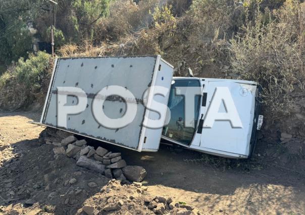 Se desbarranca camioneta cargada de madera en Cuautepec, conductor huye