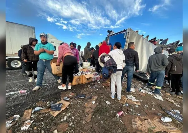 Vuelca camión cervecero en Gómez Palacio y la rapiña no se hace esperar