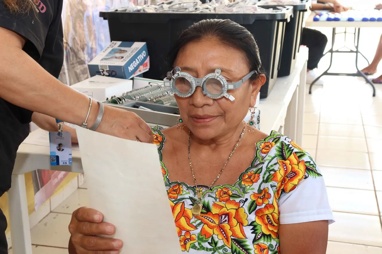 La Beneficencia Pública de Yucatán informó sobre la entrega de lentes a yucatecos de escasos recursos.- Foto de Beneficencia Pública