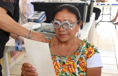 Yucatecos son beneficiados con la entrega de lentes