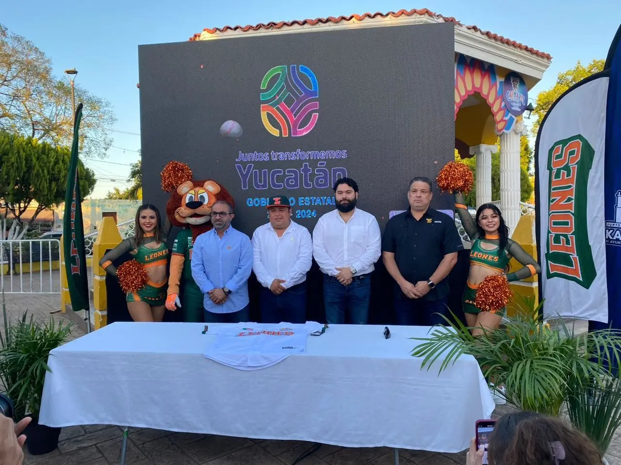 Erick Arellano Hernández, presidente ejecutivo de Leones, alcalde de Kanasín Edwin Bojorquez Ramírez, director del Instituto del Deporte de Yucatán Jorge Esteban Abud, y el director deportivo de los Leones, David Cárdenas Cortez. Foto: Alex Zapata