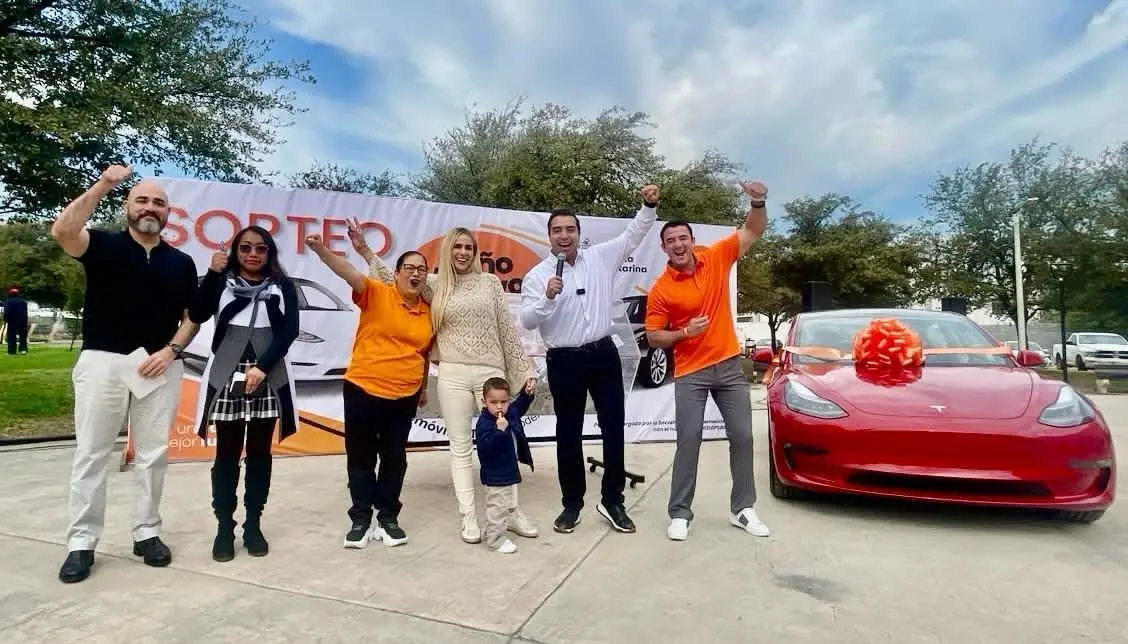 El alcalde Jesús Nava sacó a los ganadores de un automóvil Tesla. Fotos. Cortesía