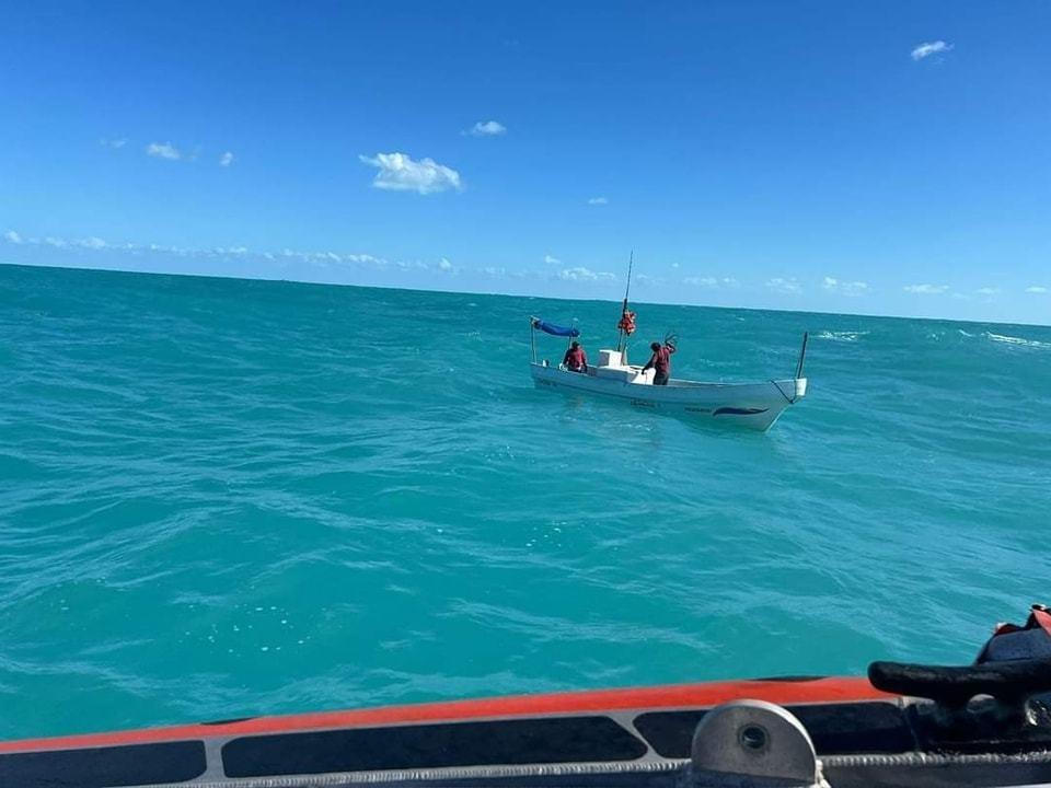 Dos pescadores yucatecos fueron rescatados por las autoridades navales luego que desde el pasado 2 de febrero se reportara su desaparición.- Foto de Mando Naval