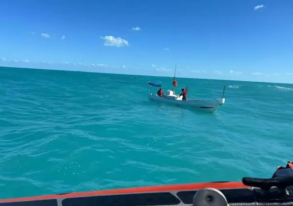 Rescatan a dos pescadores yucatecos tras varios días en alta mar