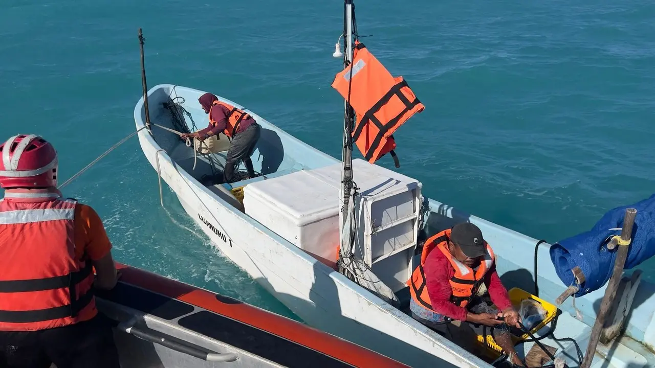 Mujeres navales rescatan a pescadores a la deriva en Yucatán.      Foto: Especial